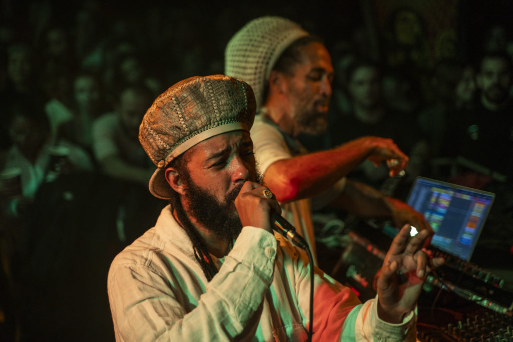 Photo de Protoje et Tippy I en live